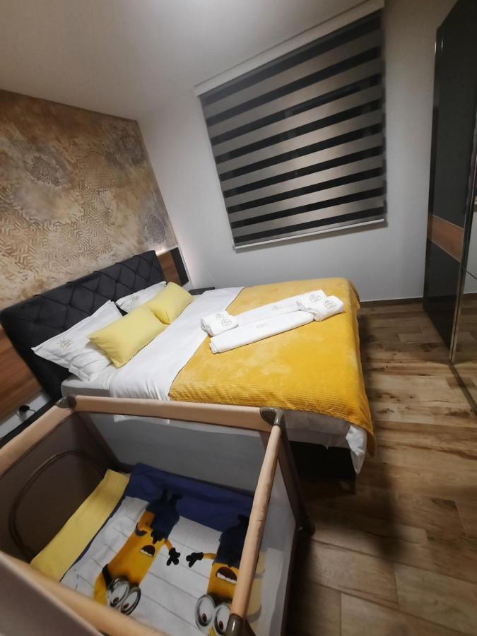 Apartman Lux-Besplatno Koriscenje Zasebne Garaze Сремска-Митровица Экстерьер фото