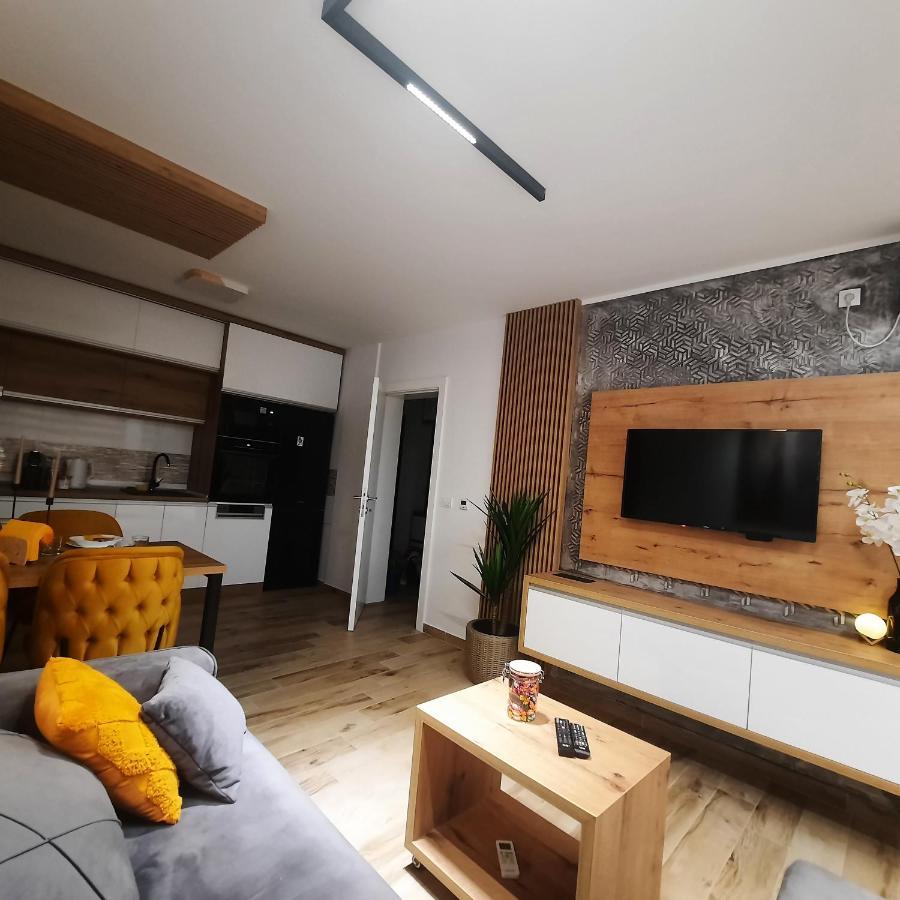 Apartman Lux-Besplatno Koriscenje Zasebne Garaze Сремска-Митровица Экстерьер фото