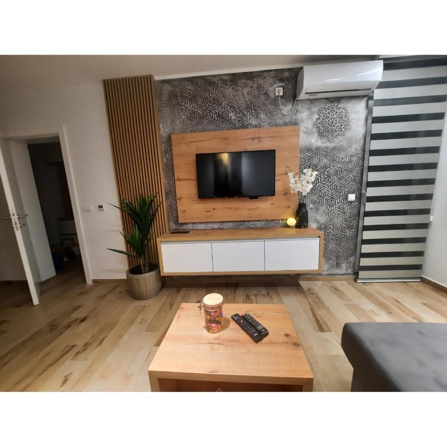 Apartman Lux-Besplatno Koriscenje Zasebne Garaze Сремска-Митровица Экстерьер фото