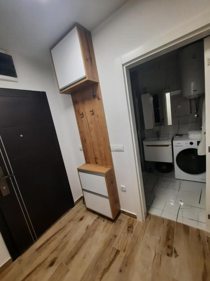 Apartman Lux-Besplatno Koriscenje Zasebne Garaze Сремска-Митровица Экстерьер фото