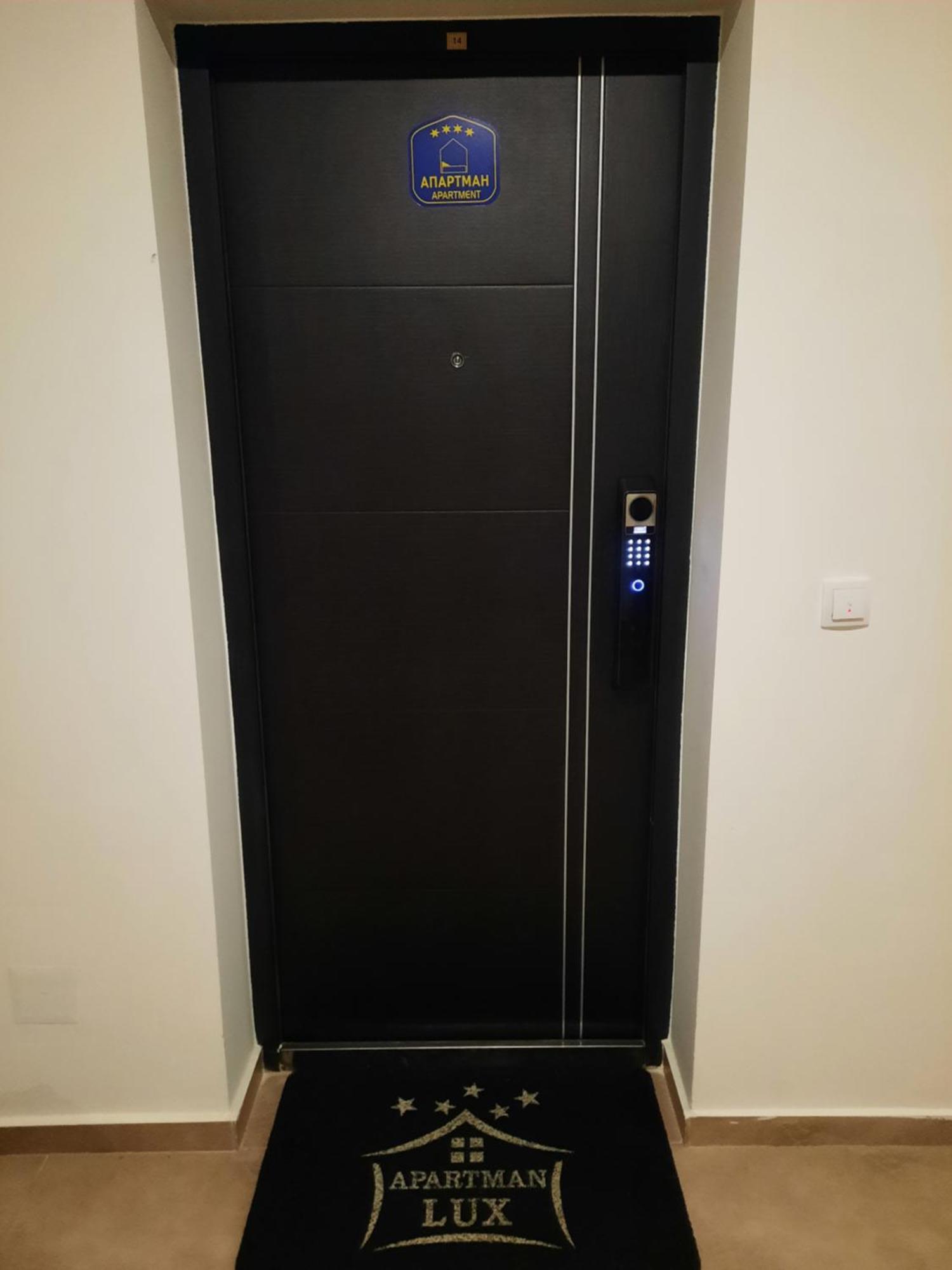Apartman Lux-Besplatno Koriscenje Zasebne Garaze Сремска-Митровица Экстерьер фото